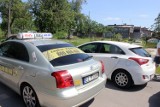 Akcja taksówkarzy w Łodzi. Złapali kierowcę Ubera. Uciekł, ale złapała go policja [ZDJĘCIA, FILM] 