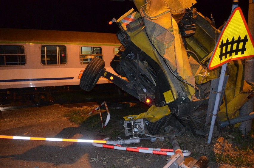 Wypadek na przejeździe w Zemborzycach: Pociąg wjechał w kombajn (ZDJĘCIA)