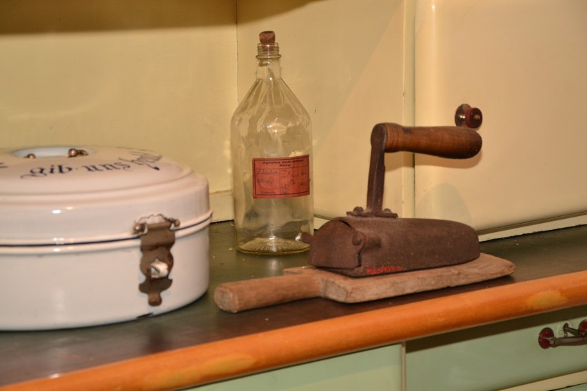 W Muzeum w Żorach zobaczysz wnętrza żywcem z XX wieku - są nawet ogórki i biuro burmistrza [GALERIA]