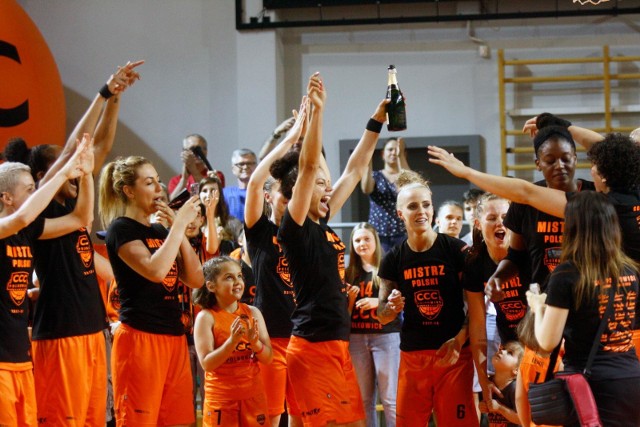 30.04.2018 polkowice mecz o mistrzostwo polski basket liga kobiet mecz ccc polkowice - artego bydgoszcz mistrz polski feta uroczystosc medal koszykowka kobiet gazeta wroclawskapiotr krzyzanowski/polska press grupa