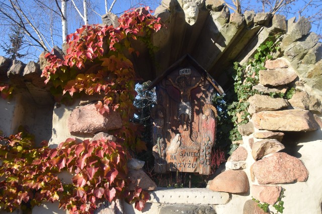 Ogród różańcowy przy kościele bł. Karoliny w Tychach późną jesienią.Zobacz kolejne zdjęcia. Przesuwaj zdjęcia w prawo - naciśnij strzałkę lub przycisk NASTĘPNE