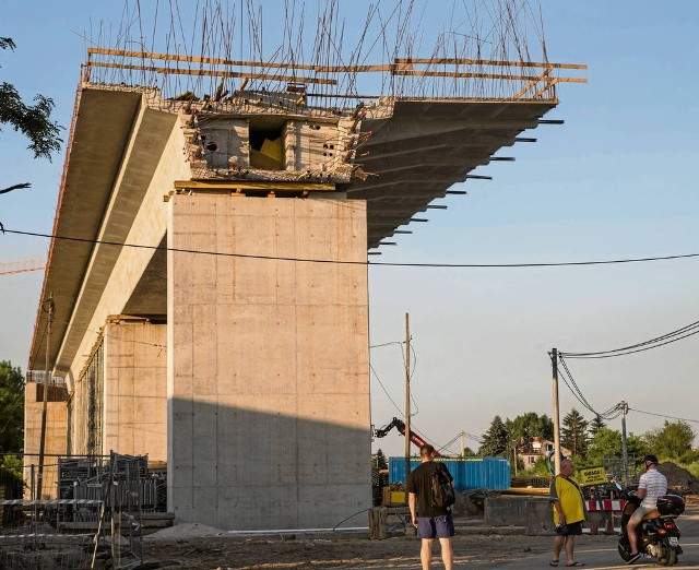 Trwa budowa estakady, po której pojadą tramwaje