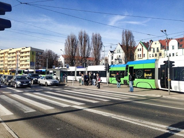 Na ul. Wyszyńskiego przez awarię autobusu wstrzymane zostały kursy tramwajów.