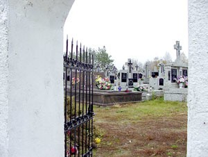 Brama prowadząca na cmentarz w Piskach jest zamknięta, ale całą dobę otwarte są furtki. Trudno nie przyznać proboszczowi racji, że to w zupełności wystarczy, by odwiedzić groby bliskich lub posprzątać je przed Wszystkimi Świętymi
