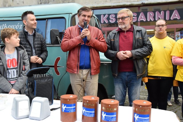 Akcja pieczenie kiełbasek z Zygmuntem Chajzerem na kluczborskim rynku.