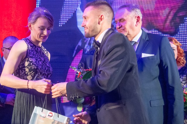 Patrycja Wyciszkiewicz-Zawadzka odbiera nagrodę specjalną na Enea Balu Sportowca z rąk Mateusza Henicza z Biura Podróży Itaka