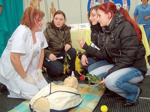 Eliza Marczak (z lewej), słuchaczka II semestru ratownictwa medycznego w koszalińskiej szkole medycznej, prezentowała podczas targów zasady udzielania pierwszej pomocy.