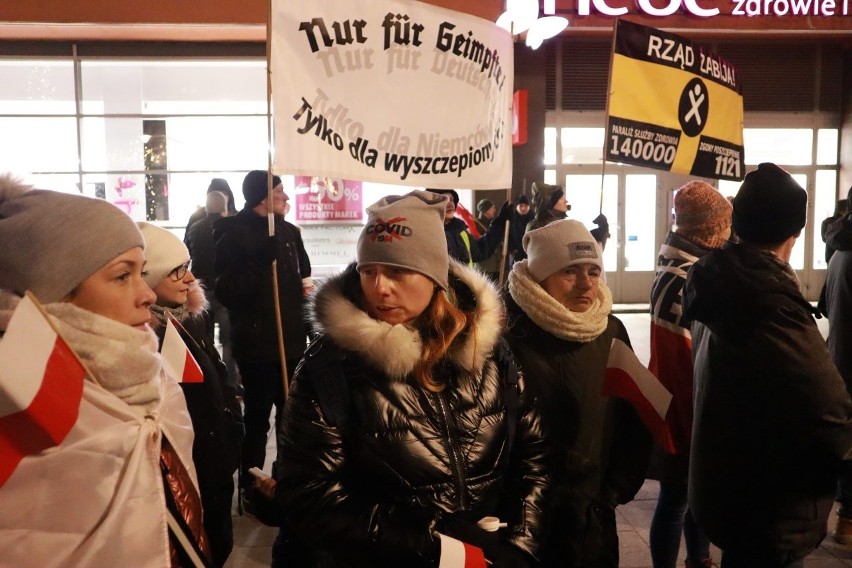 Protest antyszczepionkowców na ulicy Piotrkowskiej. Zebrali się przy dawnej "Magdzie" ZDJĘCIA