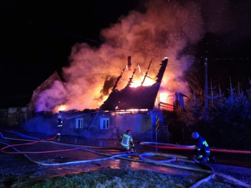 Pożar na Dolnym Śląsku. W Idzikowie dom jednorodzinny spłonął doszczętnie [ZDJĘCIA]
