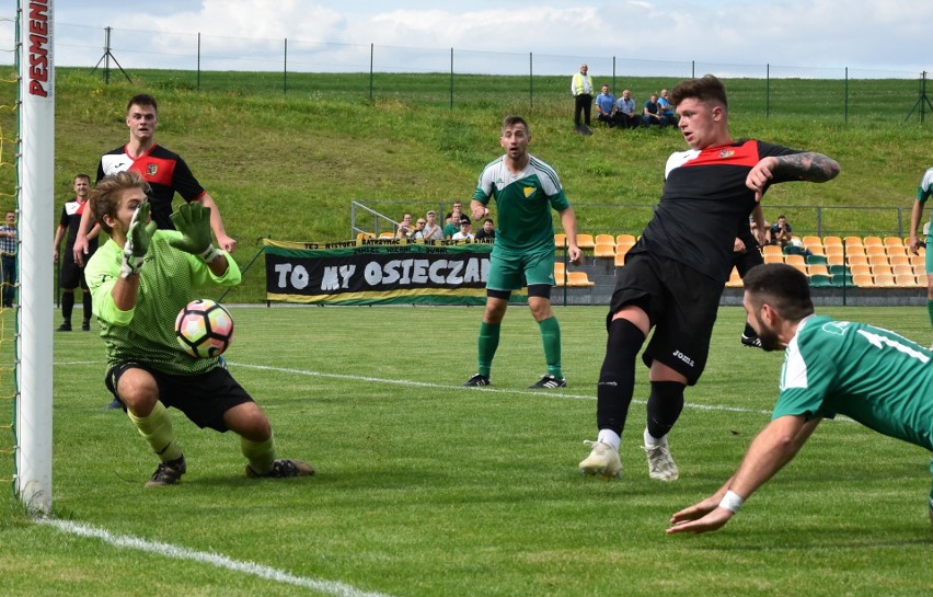 Brzezina Osiek - MKS Libiąż 1:1. Na zdjęciu: Korneliusz...