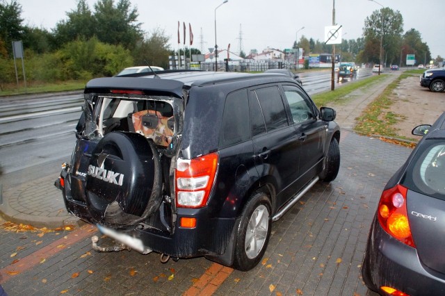 W dniu dzisiejszym (8 października) doszło do kolizji drogowej na ulicy Szczecińskiej w Słupsku. Kierowca terenowego Suzuki gwałtownie zahamował na czerwonym świetle sygnalizacji świetlnej, a jadący z tyłu autobus nie zdążył się zatrzymać i doszło do zderzenia.