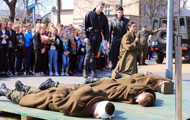 Dziś - 13 kwietnia - przypada Dzień Pamięci Ofiar Zbrodni Katyńskiej. To święto uchwalone w 2007  r. przez Sejm Rzeczypospolitej Polskiej w celu oddania hołdu ofiarom zbrodni katyńskiej. Wśród ofiar masowych mordów, których 80 lat temu w Katyniu, Charkowie i Miednoje dokonali Sowieci, byli także grudziądzanie. Zginęło tam co najmniej 165 osób pochodzących z naszego miasta. Ich pamięć co roku czczono pod pomnikiem Ofiar Zbrodni Katyńskiej. W tym roku podobnej uroczystości nie będzie, więc przypominamy zdjęcia z lat minionych.