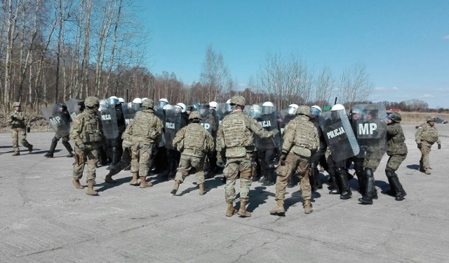 Bemowo Piskie: Policjanci ćwiczyli z wielonarodową dywizją NATO