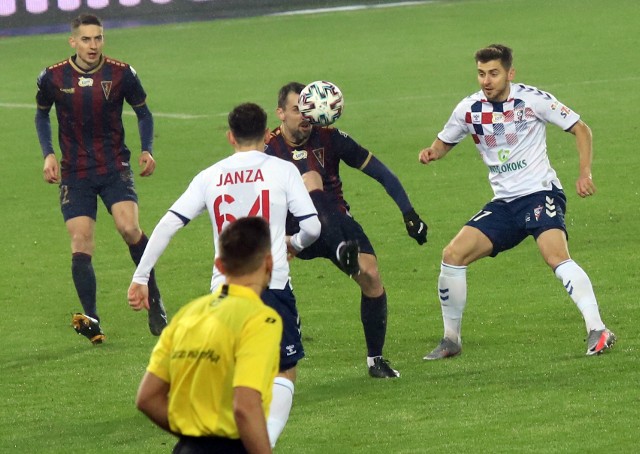 Gra lepsza niż wynik – tak można podsumować piątkowy mecz Pogoni w Zabrzu. Jak wypadli Portowcy? Skala ocen 1-10.Zobacz na kolejnych podstronach! 