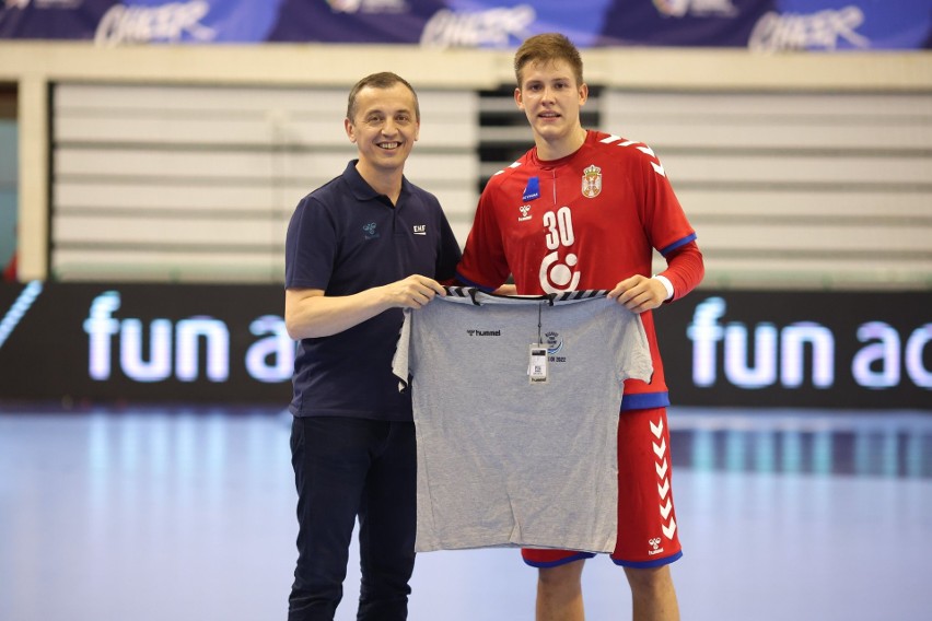 Piłkarz ręczny Łomży Industrii Kielce Stefan Dodić z medalem młodzieżowych mistrzostw Europy i tytułem najlepszego gracza