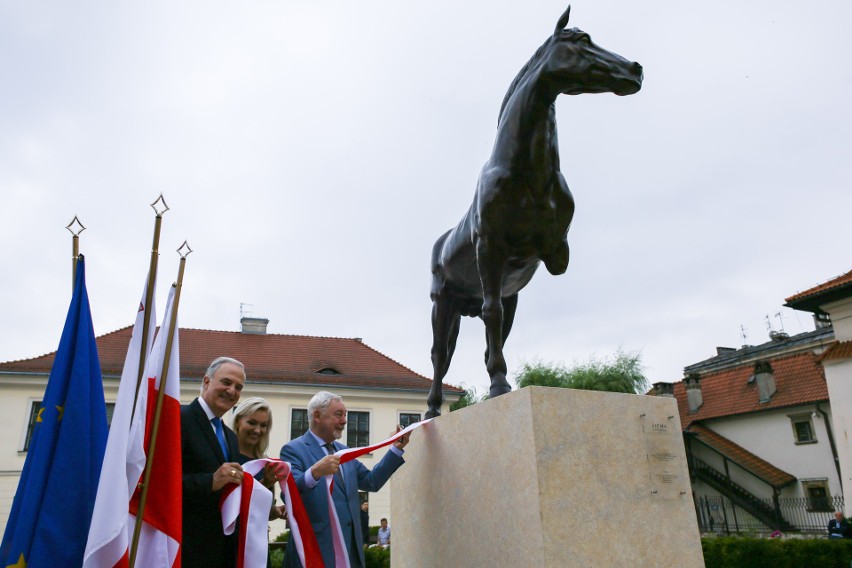 Tytuł rzeźby „Zieme” nawiązuje do maltańskiego słowa...