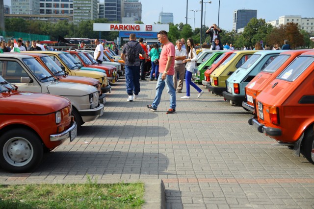 Zjazd maluchów pod Pałacem Kultury i Nauki w Warszawie (13.08.2016).