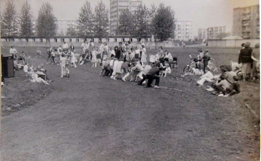 W Stargardzie w 1985 roku. Wielka zabawa osiedlowa na boisku trawiastym ARCHIWALNE ZDJĘCIA