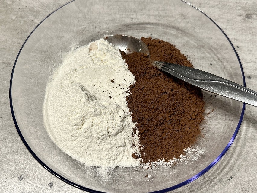 Zacznij od odmierzenia i wymieszania mąki pszennej z kakao.