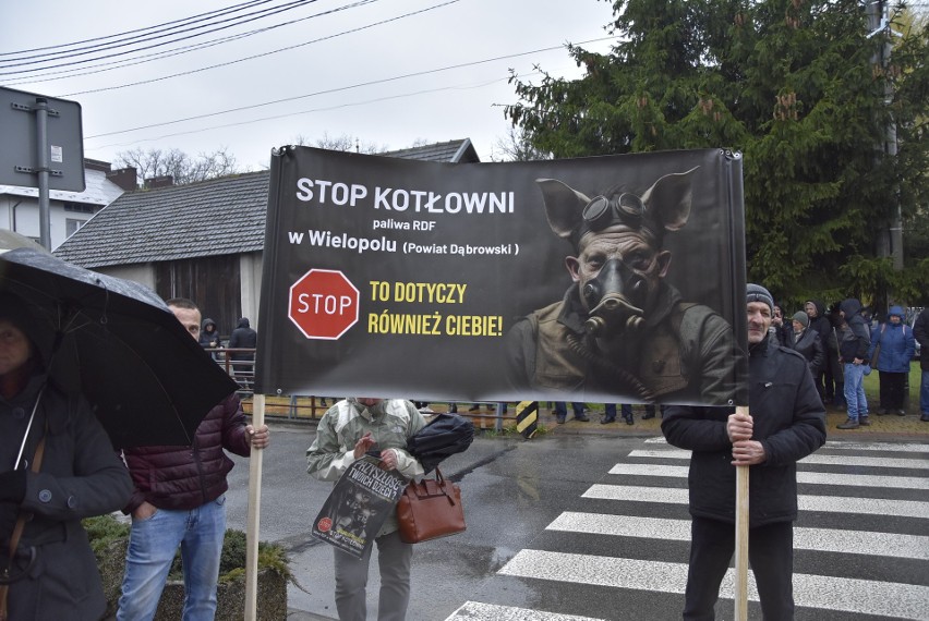 W proteście przed Urzędem Gminy Olesno wzięło udział...