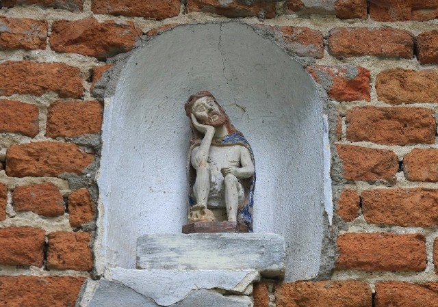 To właśnie tę niespełna 40-centymetrowej wysokości figurkę Chrystusa Frasobliwego złodzieje ukradli sprzed bazyliki w Przeworsku