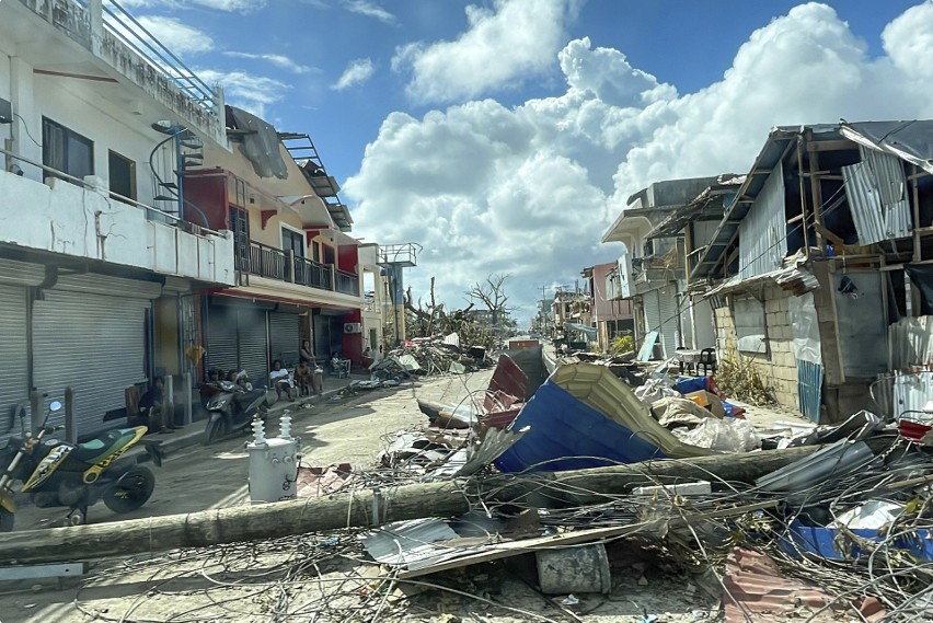 Potężny tajfun Rai uderzył w Filipiny. Rośnie liczba ofiar. "Obraz kompletnej rzezi" [ZDJĘCIA]