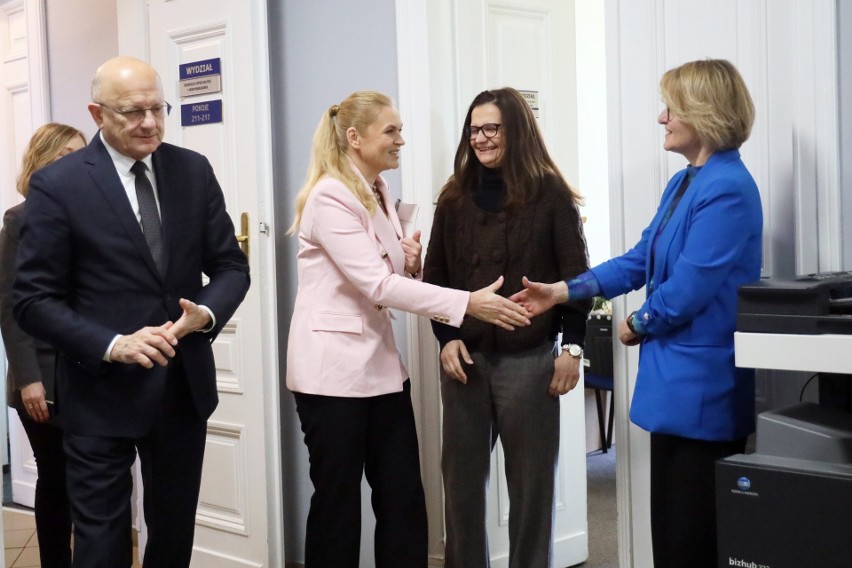 Minister edukacji w odwiedzinach w Lublinie. Barbara Nowacka zapowiedziała "odczarnkowienie" szkoły. Zobacz zdjęcia