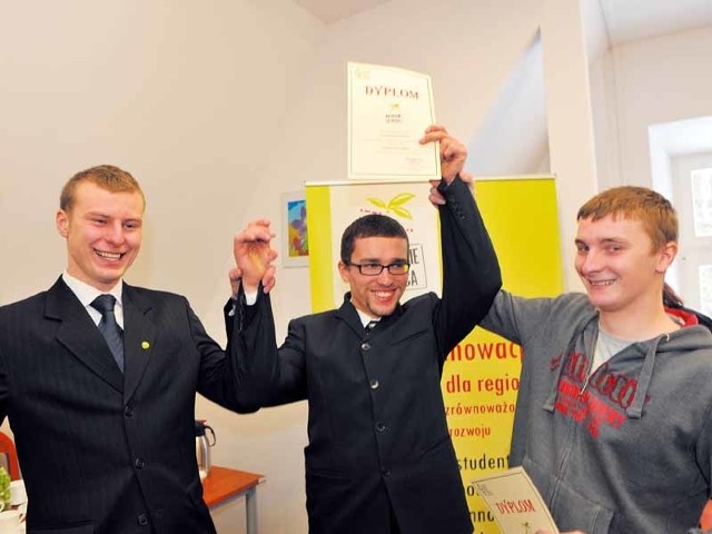 Maciej Sidorowicz (od lewej), Krzysztof Jurczak oraz Paweł Biegus, studenci Politechniki Białostockiej, zajęli trzy pierwsze miejsca w konkursie "Naturalnie się opłaca&#8221;, promującym ekoinnowacje