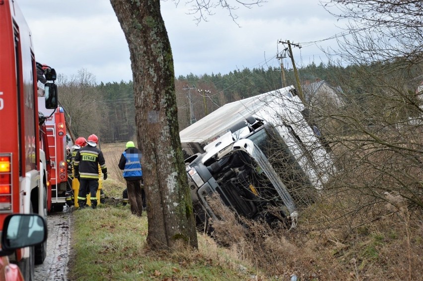 W Sławnie wiatr przewrócił TIR-a na drogę i zepchnął go do...