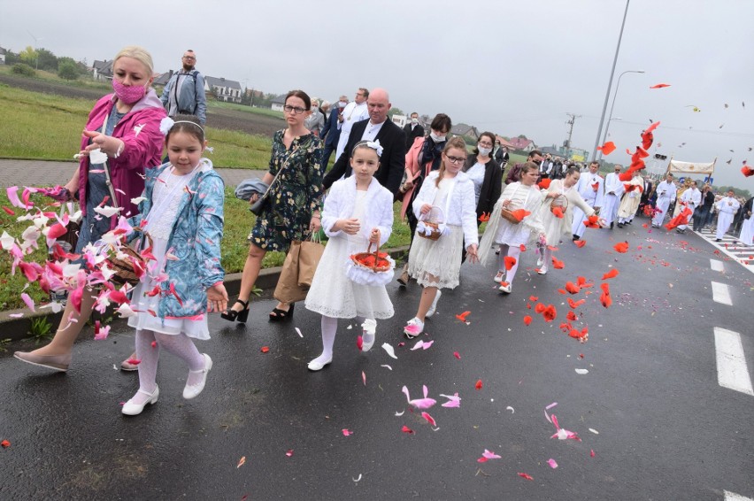 Na os. Rąbin wierni przeszli w procesji Bożego Ciała od...