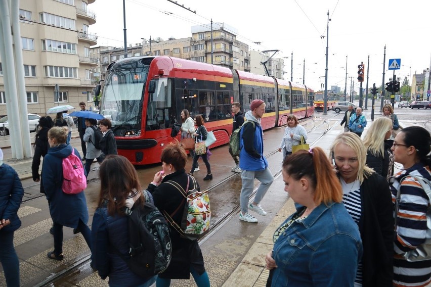 Chaos tramwajowy w centrum Łodzi. Pracownicy socjalni MOPS blokowali w środę Stajnię Jednorożców ZDJĘCIA