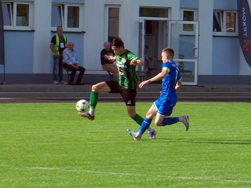 Stal Stalowa Wola (zielono-czarne) stroje wygrała w...