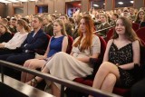 Absolwenci Uniwersytetu Medycznego w Łodzi odebrali prawo do wykonywania zawodu. Gala w Teatrze Wielkim w Łodzi ZDJĘCIA, FILM