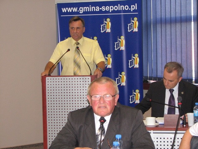 Dariusz Krakowiak z mównicy wyjaśniał radnym sytuację z ZGK. Na pierwszym planie Kazimierz Drogowski. W tle burmistrz Waldemar Stupałkowski