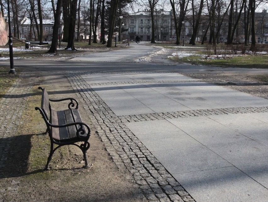 W parku Kościuszki w Radomiu brakuje koszy na śmieci 