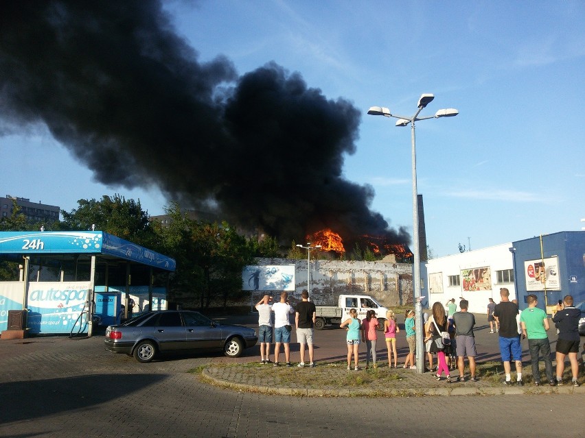 Pożar starej rzeźni w Chorzowie. Zobacz wideo...