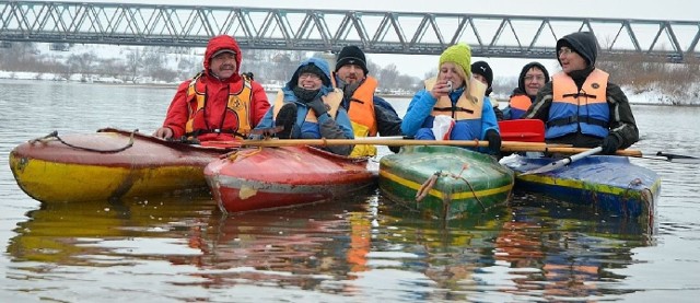 Dla amatorów &#8222;mroźnych&#8221; wrażeń zimowy spływ kajakowy nie jest nowością.