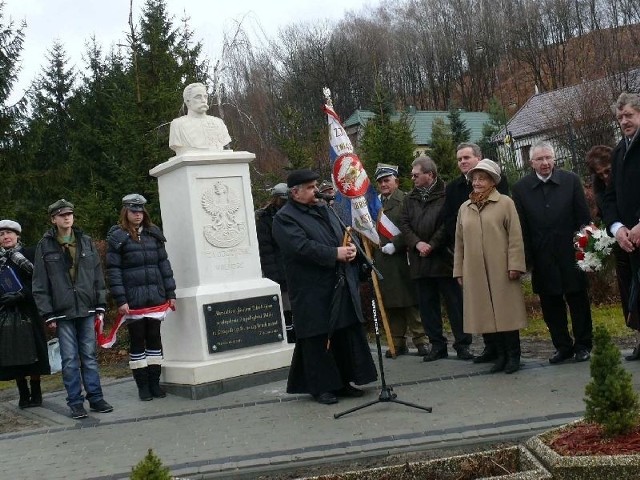 Najnowszy pińczowski pomnik stanął na skwerze przy ulicy Marszałka Józefa Piłsudskiego.