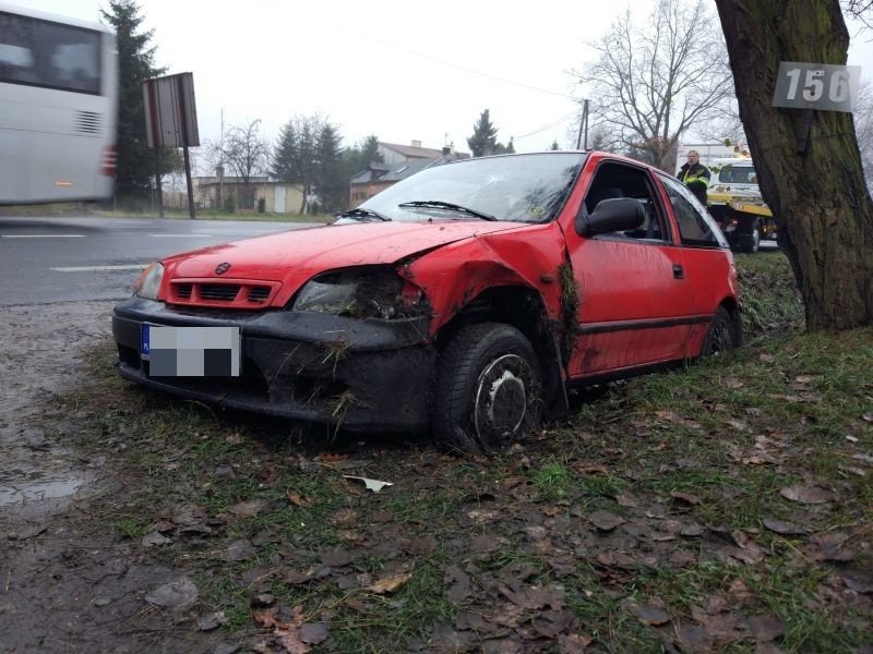 Wypadek na ul. Strykowskiej. Samochód w rowie, cztery osoby ranne!