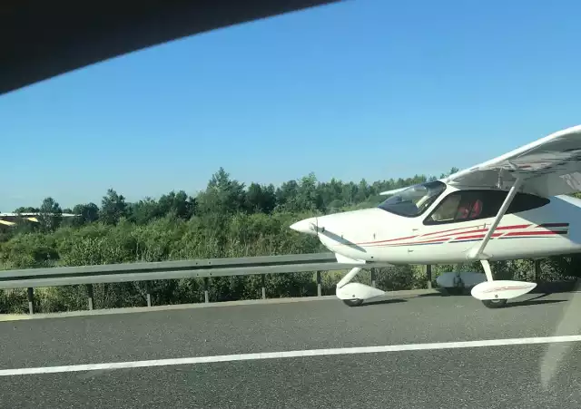 Do zdarzenia doszło tuż po godz 7 rano na pasie autostrady A4, w Trzebownisku pomiędzy węzłami Rzeszów Północ a Rzeszów Wschód. W tej chwili jeden pas w stronę Korczowej jest wyłączony z ruchu. Ruch odbywa się drugim pasem. Utrudnienia mają potrwać ok. 2,5h. O zdarzeniu poinformowali nas internauci. Jak podaje policja, najprawdopodobniej doszło do awarii silnika. Nikt nie odniósł obrażeń. Na pokładzie ultralekkiego samolotu sportowego typu Tecnam były dwie osoby. - Samolot nie został uszkodzony. Pilot awionetki i kierowcy samochodów mieli dużo szczęścia, że akurat na autostradzie był mniejszy ruch - mówi mł. bryg. Marcin Betleja, rzecznik KW PSP w Rzeszowie. Dodaje, że nie znane są  przyczyny lądowania na A4.Na miejscu są trzy zastępy Państwowej Straży Pożarnej oraz 3 zastępy Lotniskowej Straży Pożarnej z portu lotniczego. Maszyna należy prawdopodobnie do prywatnej szkoły lotniczej. Powiadomiona została policja i Państwowa Komisja Badania Wypadków Lotniczych. Aktualizacja, godz. 10.07- Ruch na miejscu zdarzenia  odbywa się już normalnie. - poinformowała Generalna Dyrekcja Dróg Krajowych i Autostrad.  ZOBACZ TEŻ: Awaryjne lądowanie awionetki w środku Los Angeles. Za sterami studentka