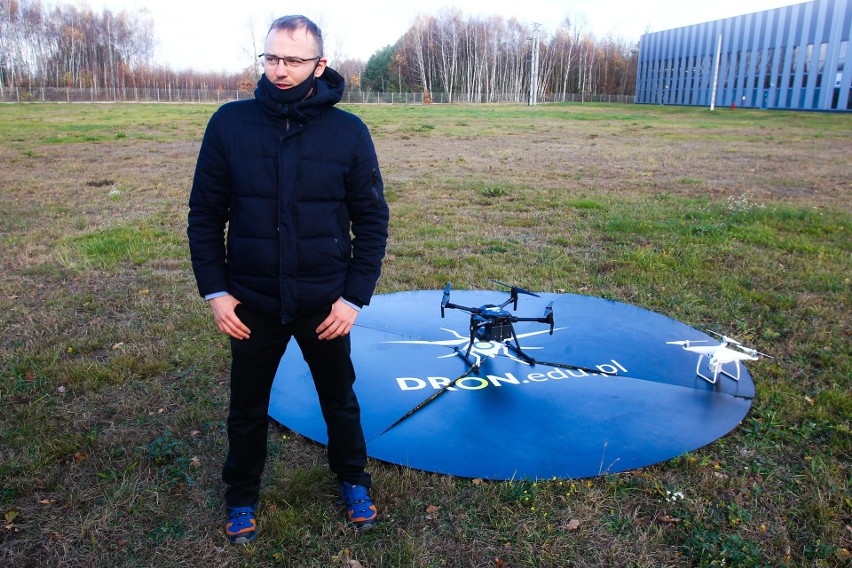 Na zdjęciu Przemysław Tomków i dron, którego zdaniem będzie...