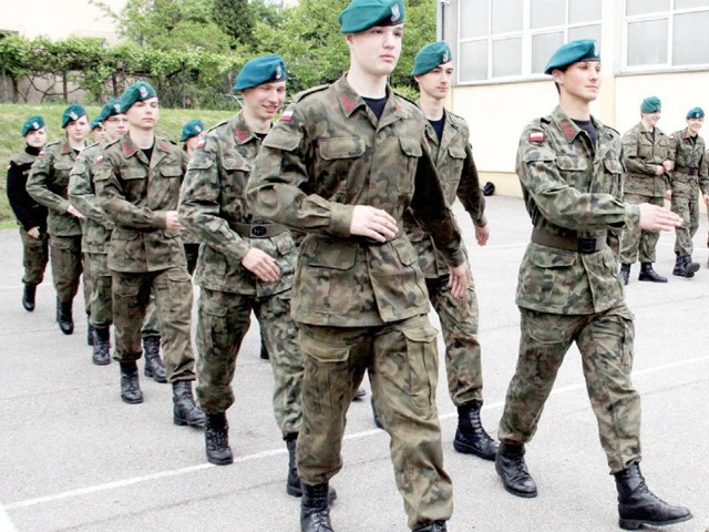 Uczniowie klas o profilu wojskowym zajęcia z musztry odbywają w mundurach.