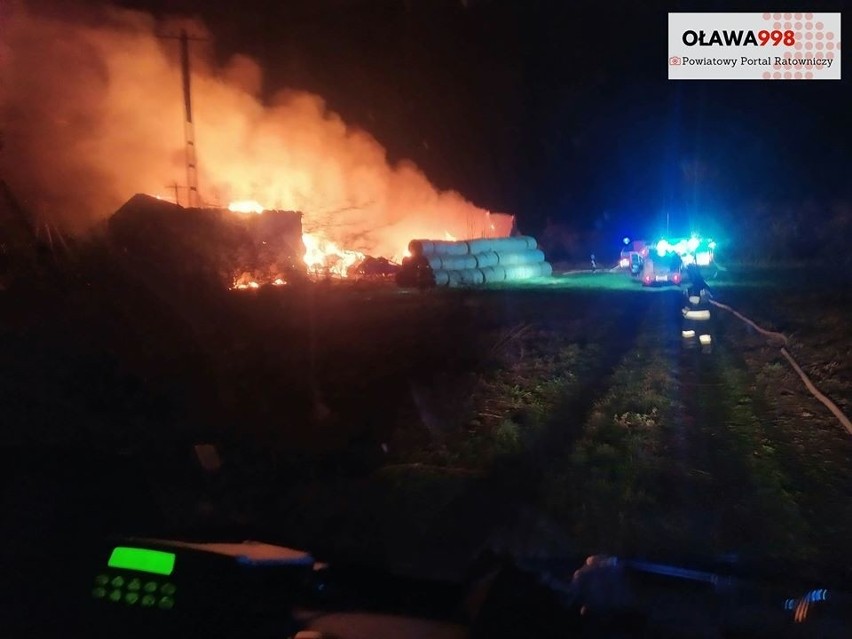 Potężny pożar pod Wrocławiem. Płonie stodoła i baloty słomy  