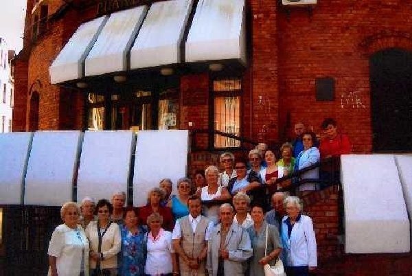 Seniorzy ze świeckiego klubu "Wrzos" przed  planetrium w Toruniu. POtem wycieczka  pojechała do Ciechocinka.