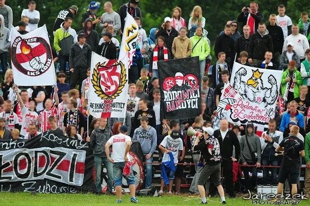 Bardzo liczba grupa kibiców Łódzkiego Klubu Sportowego wspierała zawodników z Centralnej Ligi Juniorów w derbowym meczu z Widzewem.