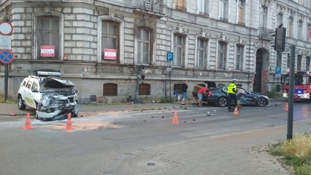 Dziś nad ranem na skrzyżowaniu ul. Zielonej i Wólczańskiej doszło do groźnego wypadku. 24-latek kierujący BMW zignorował znak STOP i doprowadził do zderzenia z taksówką, autem marki dacia.Do wypadku doszło około godziny 4.15. BMW jechało ul. Wólczańską w kierunku al. Mickiewicza. Jego kierowca nie zatrzymał się przed znakiem STOP, nie zatrzymując się wjechał na skrzyżowanie i doprowadził do zderzenia dacią. Po zderzeniu pojazdów dacia zaczęła się palić. W wyniku wypadku jedna osoba została ranna. Kierowcy aut, obaj w wieku 24 lat byli trzeźwi. Policjanci za rażący czyn w ruchu drogowym zatrzymali 24-latkowi z BMW prawo jazdy. Dalsze czynności w sprawie prowadzić będzie Wydział Wykroczeń i Przestępstw w Ruchu Drogowym Komendy Miejskiej Policji w Łodzi.Czytaj na kolejnych slajdach 