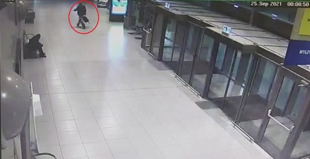 Okradł mieszkankę Indii na lotnisku w Pyrzowicach. W porę zareagował inny pasażer