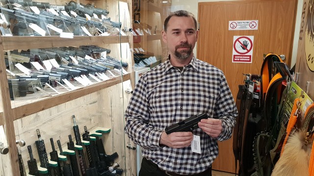 - Obecnie najlepiej sprzedają się pistolety Glock - mówi Marcin Korzeniowski, właściciel sklepu z bronią w Opolu.
