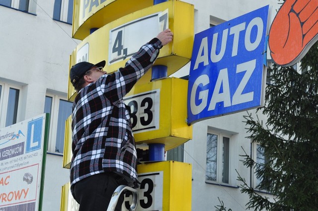 W grudniu ceny paliw obniżył tarnobrzeski PKS. Od tego momentu rozpoczęła się głośna walka władz Tarnobrzega z "cenową zmową paliwową&#8221;.