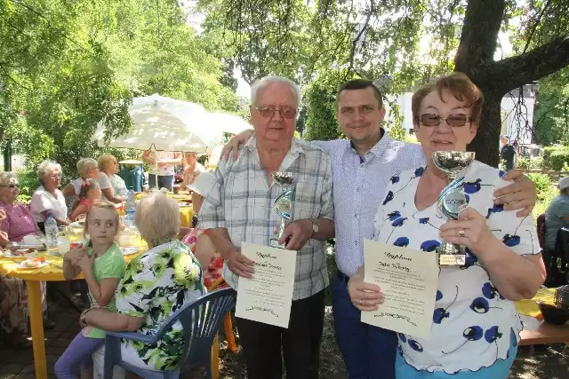Szczęśliwi nagrodzeni seniorzy Bogusław Tarnik i Danuta Pytel z kierownikiem Piotrem Chałupką.